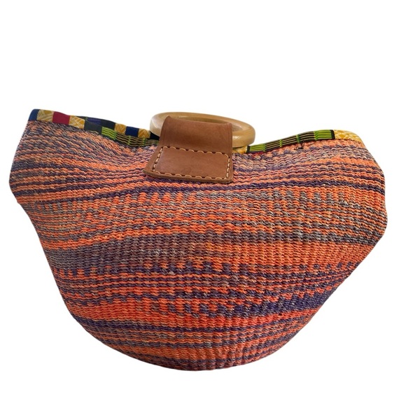 African Hand Woven Raffia Fibers
Handbag with Wooden Handle granny core - Picture 2 of 4